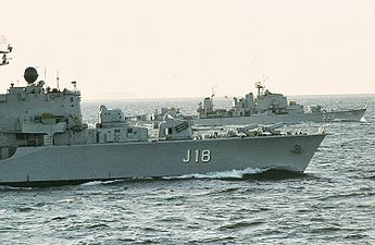 Halland under gång tillsammans med HMS Östergötland (J20)