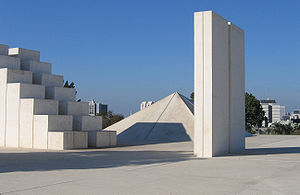 "כיכר לבנה" - פסל סביבתי שתוכנן על ידי האמן דני קרוון לכבוד מקימי העיר תל אביב והעיר הלבנה.