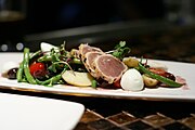 尼斯沙拉（英语：Salade niçoise）中的长鳍金枪鱼鱼片