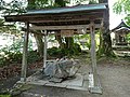 三朝神社の手水舎。温泉が流れており、飲泉できる。