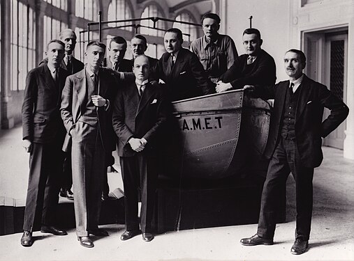 Mission Dakar-Djibouti - De g. à dr. : André Schaeffner, Jean Mouchet, Georges Henri Rivière, Michel Leiris, le baron Outomsky, Marcel Griaule, Éric Lutten, Gaston-Louis Roux, Marcel Larget (photo Charles Mallison)