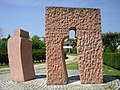 Monumento ás vítimas da represión (dende atrás).