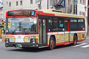 OEM / 統合車種の日野・ブルーリボンII（左：KL-KV280L1改）は、エルガ（右：KL-LV280L1改）とほぼ同一の車種である。（西東京バス）