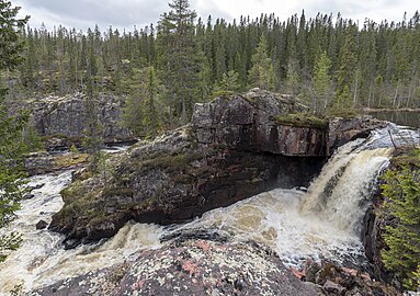 Vattenfall i Rotnen (Rotälven) där den flyter genom naturreservatet Norra Trollegrav.