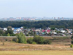 Подгородняя Покровка (на переднем плане)