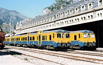 Renfe 592-113 et 129 en gare de Canfranc, côté espagnol.