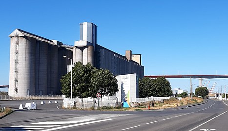 Terminal de Roche-Maurice, silo céréalier de la société Union Invivo.