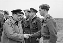 Winston Churchill saluant des pilotes à B2/Bazenville.