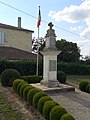 Le munument aux morts, face à l'église (septembre 2015)