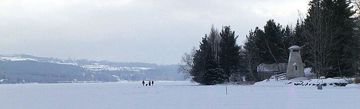 Sainte-Catherine-de-Hatley vue du lac Magog en hiver