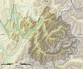 La Savoie est composée à 89 % de montagnes, des zones peu propices à l'expansion démographique, notamment les aires d'attraction des villes.