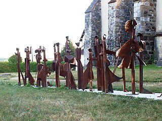 Groupe de statues contemporaines : La noce, par Jean-Claude Delagneau. Côté nord de l'église