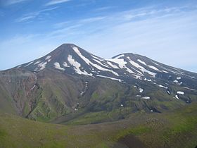 Главная и восточная вершины вулкана (28 августа 2003 г.). Снимок USGS.