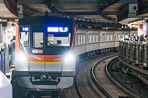 渋谷駅に停車する17000系 （2024年12月）