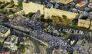 צעדת ריקוד דגלים בכניסה לשער שכם לכבוד יום ירושלים תשע"ו