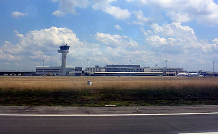 Vue d'un avion au décollage.