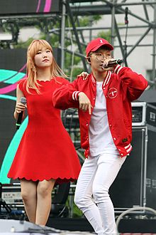 L-R: Lee Su-hyun, Lee Chan-hyuk AKMU at the Ipselenti Korea University Campus Festival in 2016