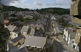 Вид на Castle Street города с западной башни замка Конуи