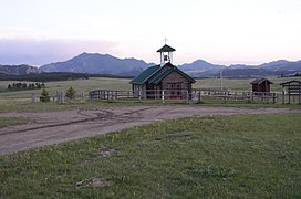 Esterbrook Community Church, im Hintergrund der Laramie Peak