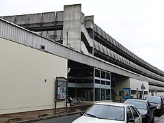 Abords de la gare côté avenue des Marronniers, en avril 2009. Le parking au-dessus de la gare a été détruit en 2016.