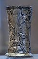 جام سیمین با حاشیه زینتی گوسفند، قرن ۱۴ تا ۱۱ پیش از میلاد. محل کشف گورستان تپه مارلیک، موزه لوور.