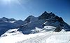 In der Bildmitte das Rottalhorn. Links davon der Firnbuckel Louwihorn, rechts die Jungfrau.