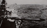 Uma embarcação alemã disparando um torpedo durante a luta.