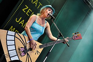 Turid Jørgensen, membre du groupe de rock norvégien Katzenjammer, à la balalaïka contrebasse lors d'un festival à Schönwalde-Glien (Brandebourg), en 2013. (définition réelle 4 288 × 2 848)