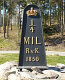 Milstolpe i gjutjärn, 1850 Kungsängen. R:v.K. står för landshövdingen Robert Fredrik von Kræmer.