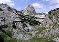 La grotte de Ledena s'ouvre sur le flanc d'Obla glava (2 303 m).