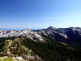 Vue du Zubački kabao (à droite).