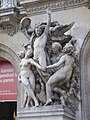 פסל "הריקוד" של ז'אן-בטיסט קארפו המוצב בכניסה לבניין