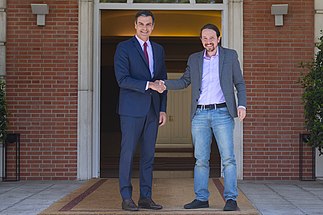 Picture of Pedro Sánchez and Pablo Iglesias shaking hands in Moncloa palace