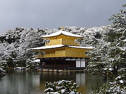 雪化粧した神秘的な金閣