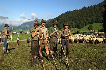 Bergers photographiés à Schröcken, près de Schoppernau, dans le Bregenzerwald (Autriche). (définition réelle 2 955 × 1 970)