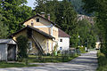 Ehemaliger Bahnhof Leonstein, im Hintergrund Schloss Leonstein. Dieser Abschnitt dient als Zufahrt für Anrainer