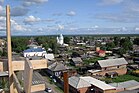 Vue d'une zone de Ienisseïsk avec des bâtiments en bois et l'église du monastère de la Transfiguration du Sauveur.