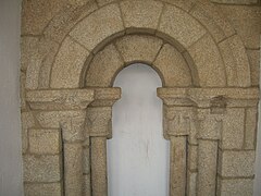 Ventana románica situada en el muro sur de la iglesia.