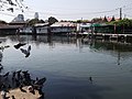 Canal Phra Khanong. Vue du Wat Maha But