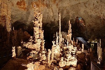 Salle supérieure de la grotte de l'aven d'Orgnac.