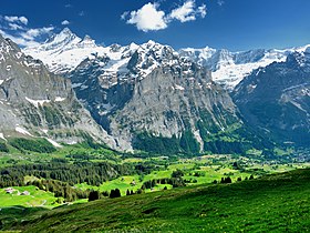 Vue de l'Ankenbälli, juste à gauche du Mättenberg, au centre, depuis le restaurant Schreckfeld, à 4 km au nord-est de Grindelwald.