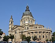 La basilique Saint-Étienne, côté chœur. Les statues des douze apôtres, de Leó Feszler, couronnent la colonnade.