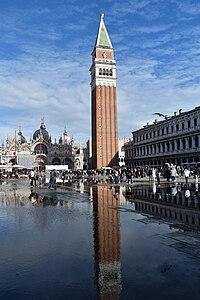 El Campanile y su reflejo en la acqua alta