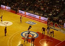 Un joueur de Chalon tente un lancer-franc tandis que ses coéquipiers et trois adversaires de Strasbourg se préparent au rebond.