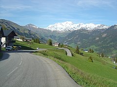 Vue sur le mont Blanc dans la traversée du hameau de La Raie.