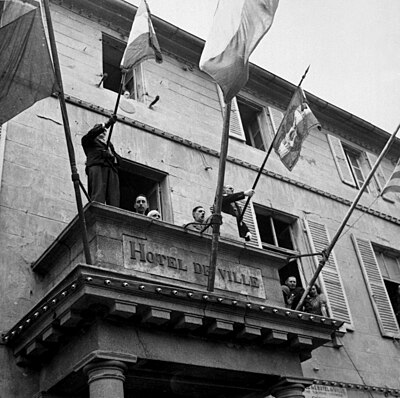 Le général de Gaulle au balcon de la mairie de Cherbourg en août 1944