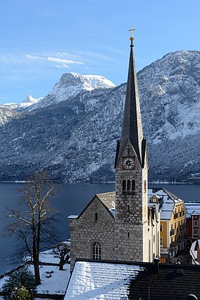 Vista da igreja paroquial luterana de Hallstatt, Alta Áustria (definição 3 215 × 4 823)