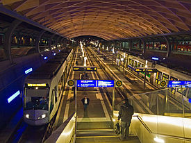 A RegioTram at the low platforms of Kassel Hauptbahnhof.