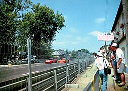 Une Honda NSX et une Dodge Viper RT10 passent à fond devant le restaurant des Hunaudières lors des 24 Heures du Mans 1994.