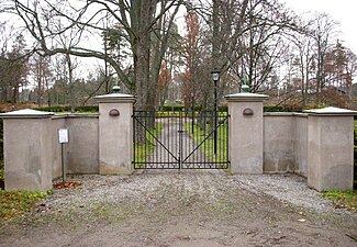 Entrén från Lovö kyrkväg